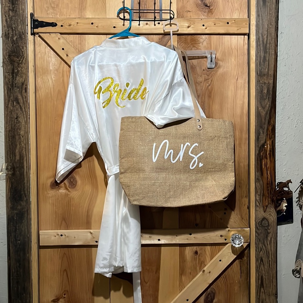 Bridle Bundle Brides white silk robe size large & Mrs event blossom burlap tote